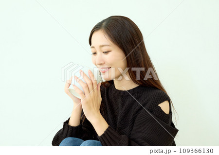 黒いニットの女性 109366130