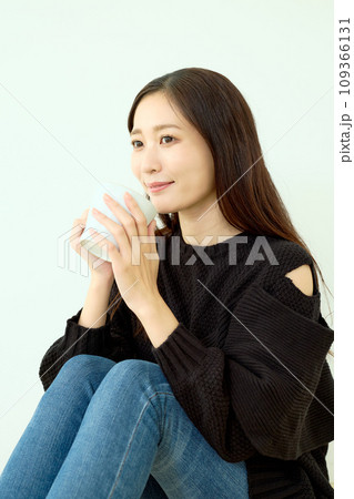 黒いニットの女性 109366131