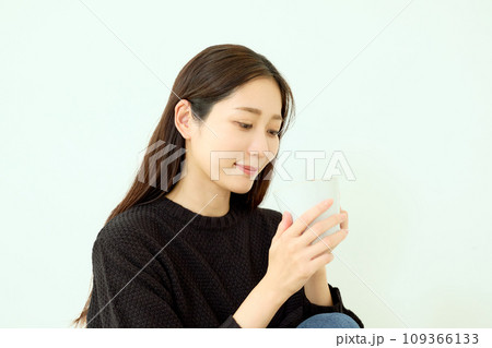 黒いニットの女性 109366133