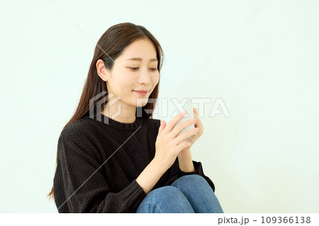 黒いニットの女性 109366138