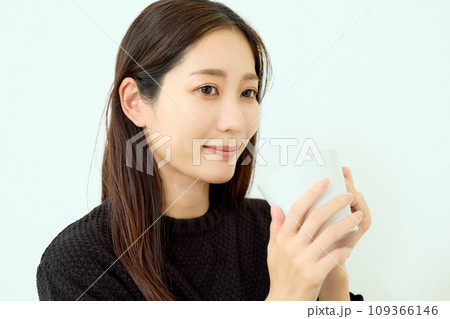 黒いニットの女性 109366146