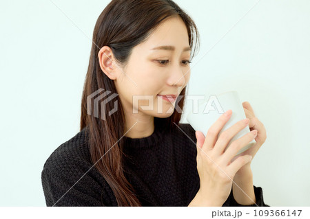 黒いニットの女性 109366147