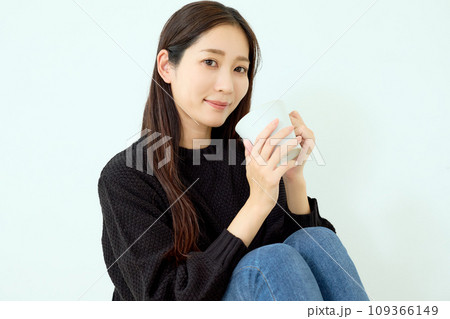 黒いニットの女性 黒いニットの女性 109366149