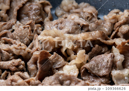 牛肉(切り落とし)をフライパンで炒める調理シーン。 109366626