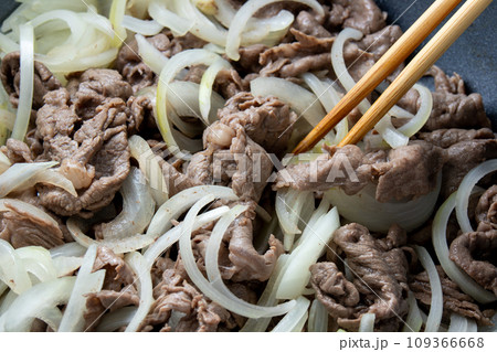 牛肉(黒毛和牛モモ薄切り)と玉ねぎをフライパンで炒める調理シーン。 牛肉(黒毛和牛モモ薄切り)と玉ねぎをフライパンで炒める調理シーン。 109366668