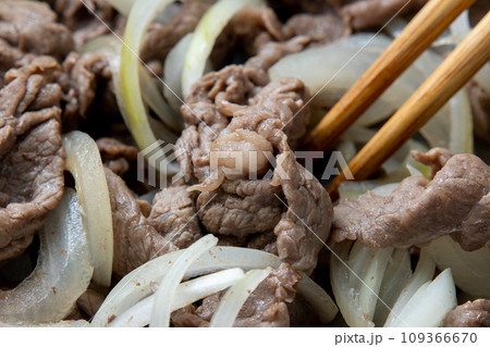 牛肉(黒毛和牛モモ薄切り)と玉ねぎをフライパンで炒める調理シーン。 牛肉(黒毛和牛モモ薄切り)と玉ねぎをフライパンで炒める調理シーン。 109366670