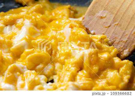 フライパンで溶き卵を炒める調理シーン。 フライパンで溶き卵を炒める調理シーン。 109366682