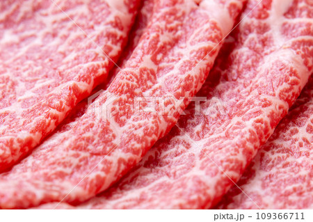 牛肉(黒毛和牛モモ薄切り)のアップ。 牛肉(黒毛和牛モモ薄切り)のアップ。 109366711