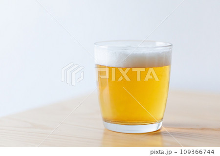グラスに注いだビールのイメージ 写真素材 グラスに注いだビールのイメージ 写真素材 109366744