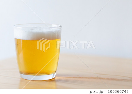 グラスに注いだビールのイメージ 写真素材 グラスに注いだビールのイメージ 写真素材 109366745