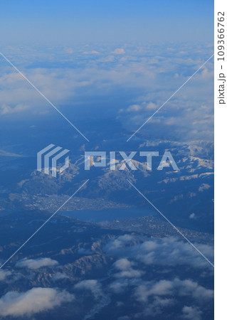高度30,000ftから冬の諏訪湖を見下ろす(日本 長野県諏訪市、諏訪郡下諏訪町、岡谷市) 高度30,000ftから冬の諏訪湖を見下ろす(日本 長野県諏訪市、諏訪郡下諏訪町、岡谷市) 109366762