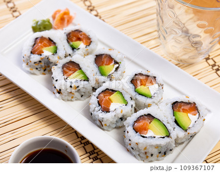 Uramaki roll with salmon, avocado and cream cheese Uramaki roll with salmon, avocado and cream cheese 109367107