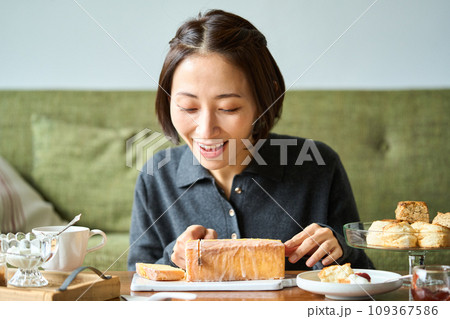 ウィークエンドシトロン(レモンケーキ)をカットする女性 ウィークエンドシトロン(レモンケーキ)をカットする女性 109367586