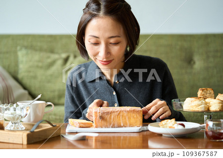 ウィークエンドシトロン(レモンケーキ)をカットする女性 ウィークエンドシトロン(レモンケーキ)をカットする女性 109367587