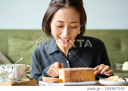 ウィークエンドシトロン（レモンケーキ）をカットする女性 109367593