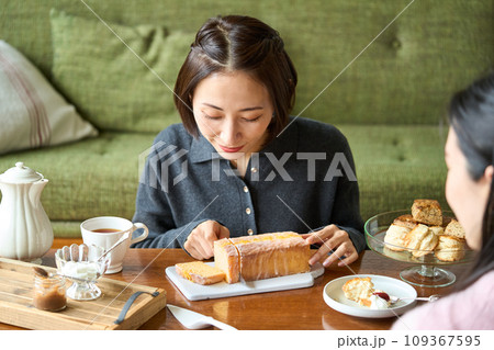 ウィークエンドシトロン（レモンケーキ）をカットする女性 109367595