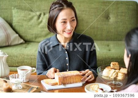 ウィークエンドシトロン（レモンケーキ）をカットする女性 109367596