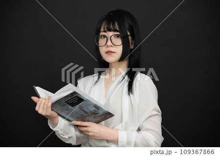 勉強をするメガネをかけた若い女性 109367866