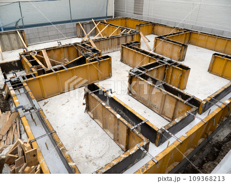 住宅の基礎工事 109368213