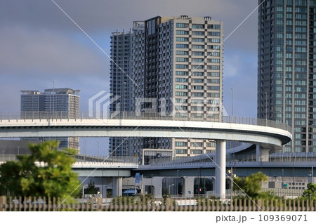 高速道路とビル群（東京都江東区有明） 109369071