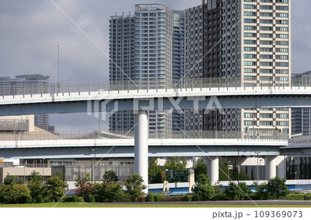 高速道路とビル群（東京都江東区有明） 109369073