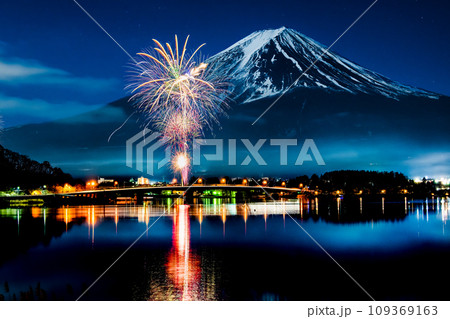 富士山と花火 ～河口湖冬花火～の写真素材 [109369163] - PIXTA