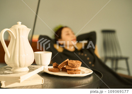 夕方まで昼寝をする女性 109369177