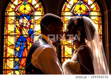 ステンドグラスの前で誓いのキスをする黒人のカップル　AI生成 109369210