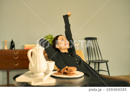 お昼寝から目覚める女性 お昼寝から目覚める女性 109369385