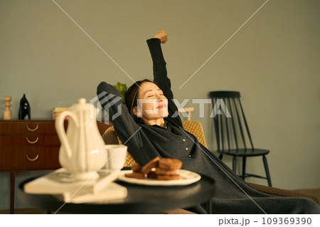 お昼寝から目覚める女性 お昼寝から目覚める女性 109369390