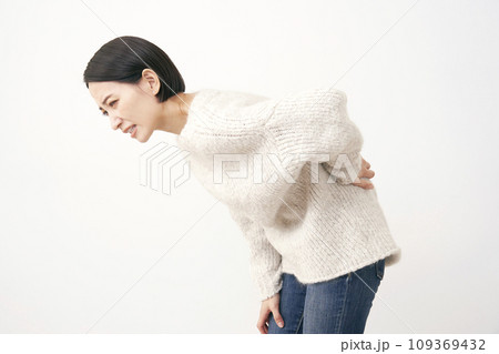 腰痛のミドルエイジの女性　白背景 109369432