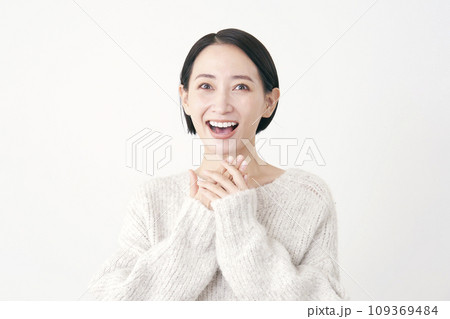 喜ぶミドルエイジの女性　白背景 109369484