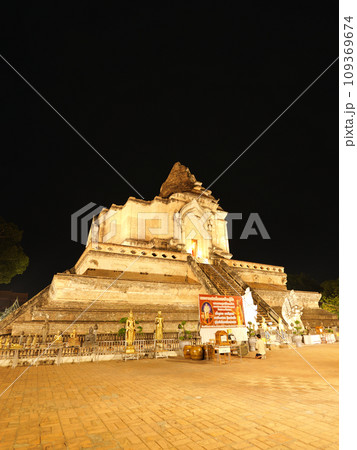 タイ　チェンマイ　ワット・チェディ・ルアンの仏塔　5月の曇りの夜　 109369674