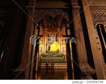 タイ　チェンマイ　ワット・チェディ・ルアンの仏像　5月の曇りの夜　 109369746