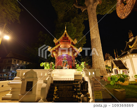 タイ　チェンマイ　ワット・チェディ・ルアン　5月の曇りの夜　 109369869
