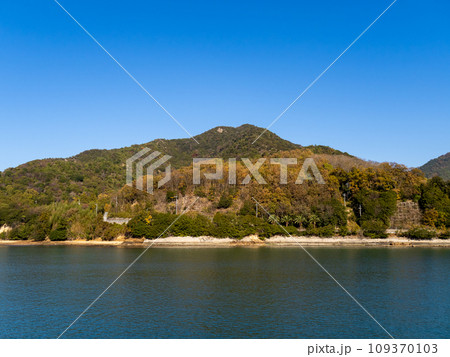 小豆島と穏やかな瀬戸内海の風景。香川県小豆郡土庄町。 小豆島と穏やかな瀬戸内海の風景。香川県小豆郡土庄町。 109370103