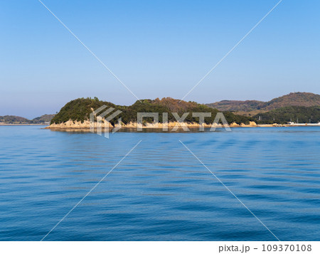 小豆島と穏やかな瀬戸内海の風景。香川県小豆郡土庄町。 小豆島と穏やかな瀬戸内海の風景。香川県小豆郡土庄町。 109370108