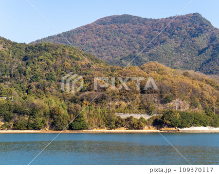 小豆島と穏やかな瀬戸内海の風景。香川県小豆郡土庄町。 小豆島と穏やかな瀬戸内海の風景。香川県小豆郡土庄町。 109370117