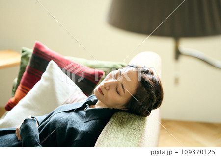 ソファーで昼寝をする女性 109370125