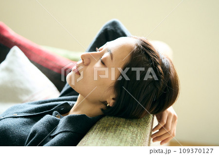 ソファーで昼寝をする女性 109370127