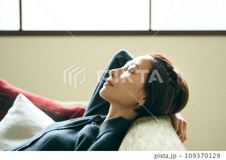 ソファーで昼寝をする女性 109370129