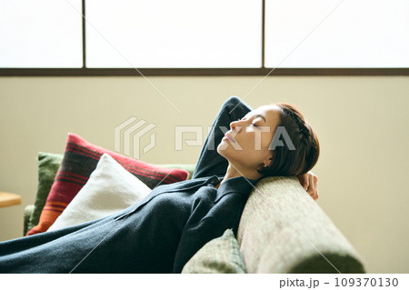 ソファーで昼寝をする女性 109370130