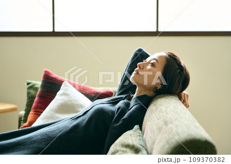 ソファーに横たわる女性 109370382