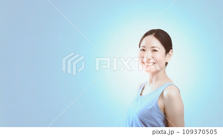 タンクトップの女性 109370505
