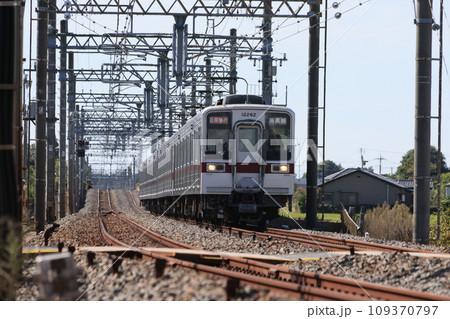 東武日光線を走る区間急行南栗橋行きの電車 109370797