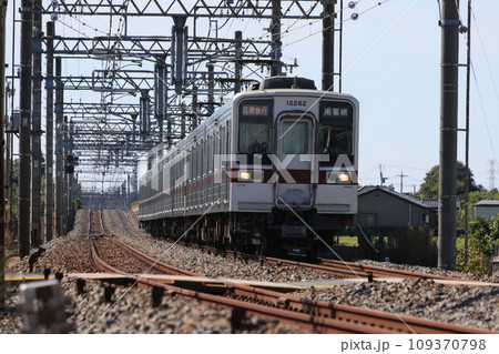東武日光線を走る区間急行南栗橋行きの電車 109370798