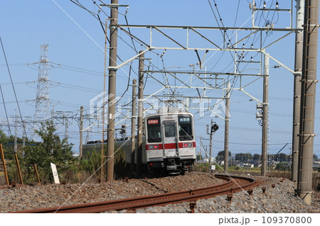 東武日光線を走る区間急行南栗橋行きの電車 109370800