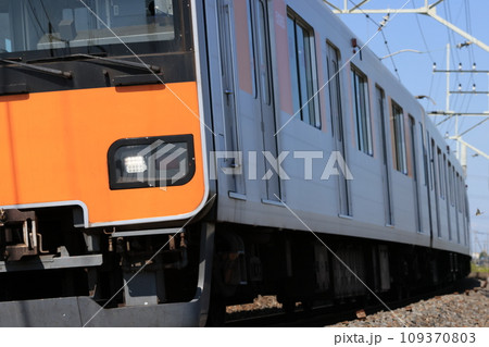 東武日光線を走る東武鉄道の中央林間行きの急行電車 東武日光線を走る東武鉄道の中央林間行きの急行電車 109370803