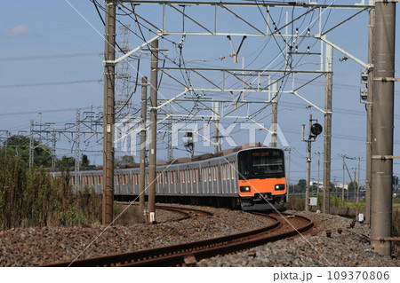 東武日光線を走る東武鉄道の中央林間行きの急行電車 東武日光線を走る東武鉄道の中央林間行きの急行電車 109370806