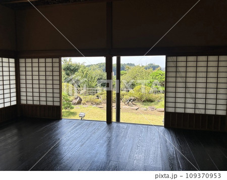 Japanese gardens are traditional gardens whose designs are accompanied by Japanese aesthetics and philosophical ideas, avoid artificial ornamentation, and highlight the natural landscape. Japanese gardens are traditional gardens whose designs are accompanied by Japanese aesthetics and philosophical ideas, avoid artificial ornamentation, and highlight the natural landscape. 109370953